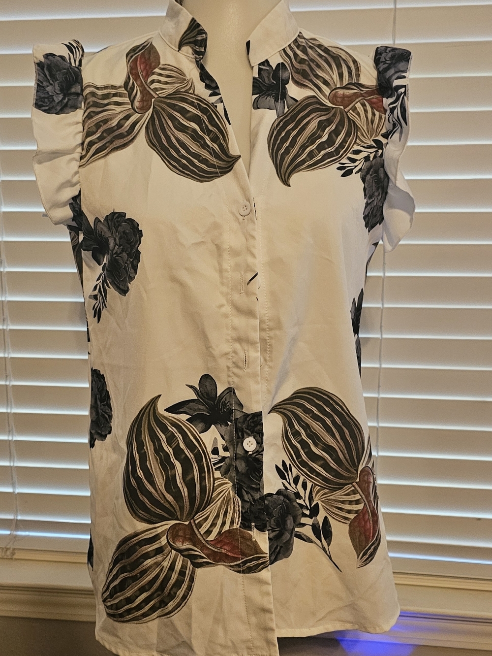 SHEIN White Sleeveless Button-Front Floral Blouse